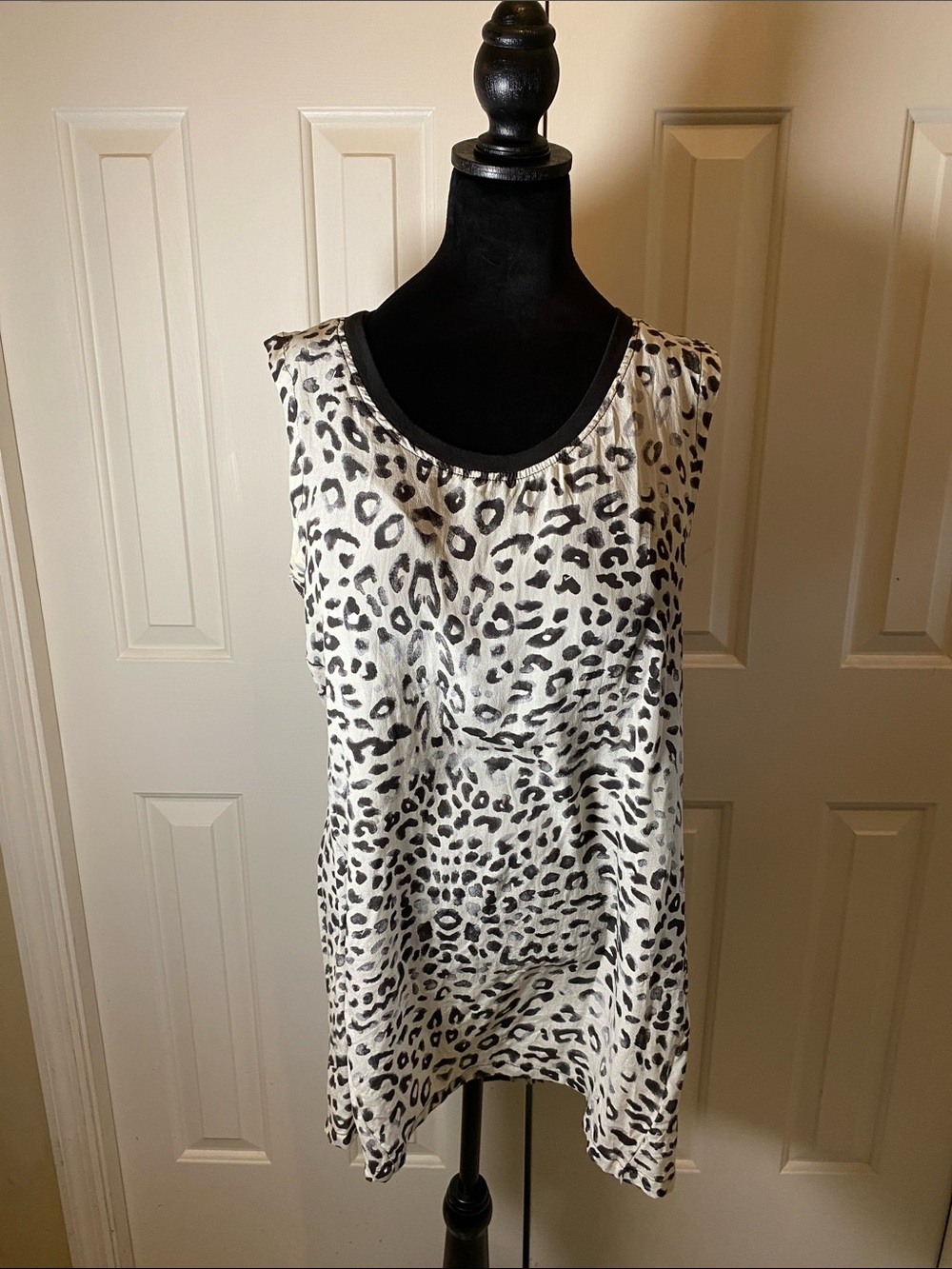 Sleeveless Leopard Print Tank Top - White & Black